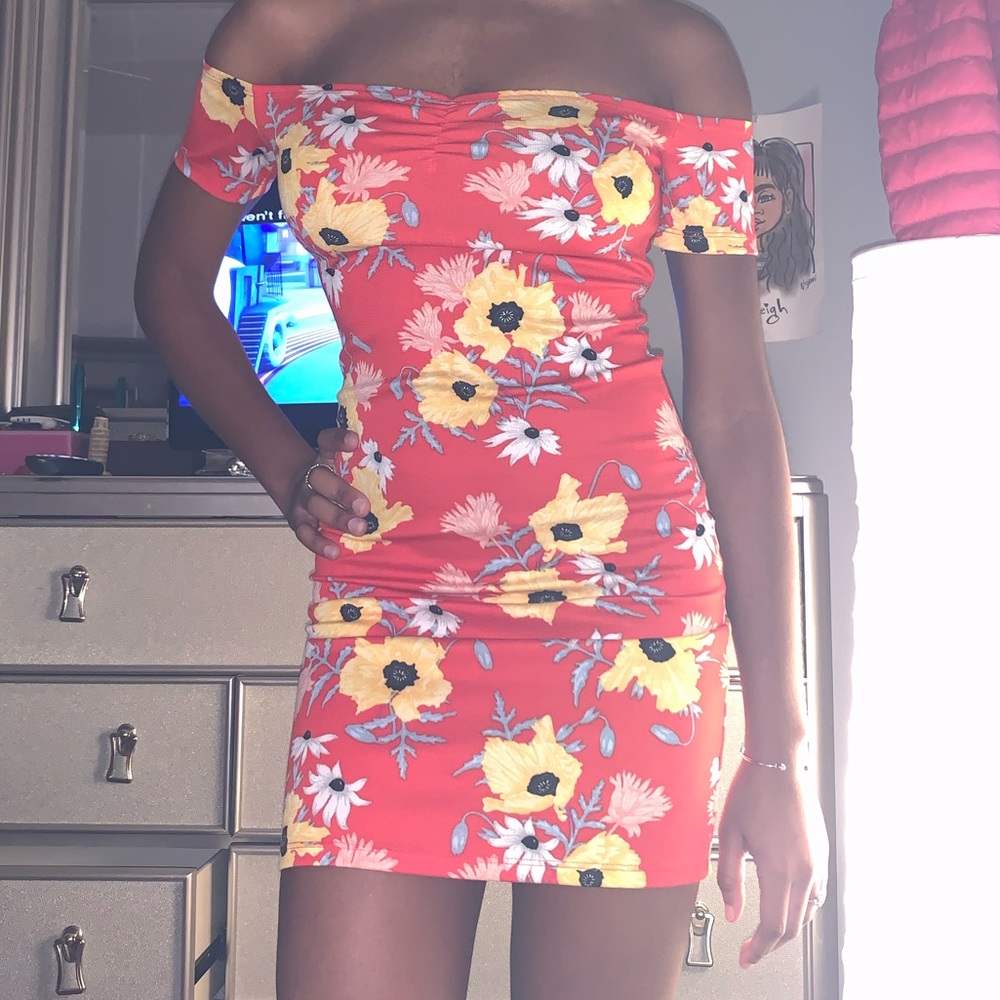 Floral print of the shoulder dress